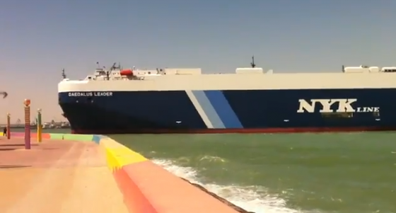 سفينة نقل عملاقة كادت تصطدم شاطئ الشويخ الكويت