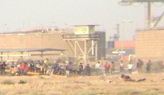 صور من حادثة قيام عراقيين بإزالة الأنبوب الحدودي بين الحدود الكويتية العراقية بعد تبادل لإطلاق النار