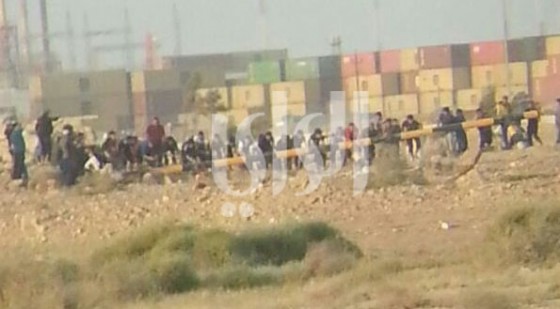 صور من حادثة قيام عراقيين بإزالة الأنبوب الحدودي بين الحدود الكويتية العراقية بعد تبادل لإطلاق النار
