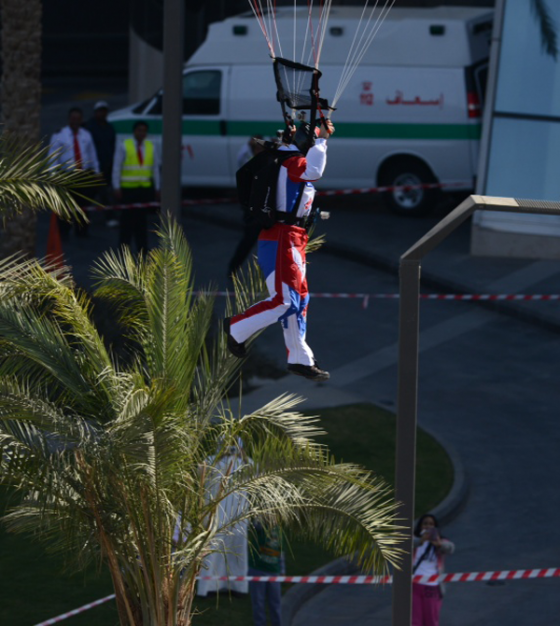 فيديو: قفزة البطل العالمي "كريس ماك دوقال" من أعلى نقطة في "برج الحمرا" في الكويت