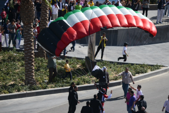 فيديو: قفزة البطل العالمي "كريس ماك دوقال" من أعلى نقطة في "برج الحمرا" في الكويت