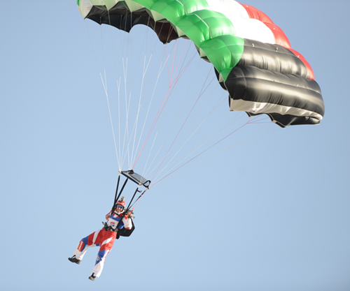 فيديو: قفزة البطل العالمي "كريس ماك دوقال" من أعلى نقطة في "برج الحمرا" في الكويت