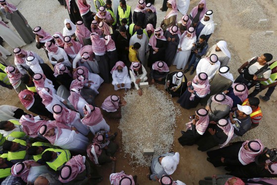 Mourners gather around the grave of Saudi King Abdullah following his burial in Riyadh