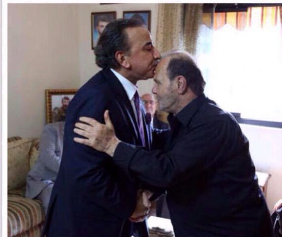 عبدالحميد دشتي يقبل رأس والد عماد مغنية