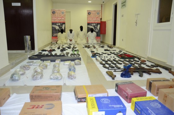 مباحث السلاح تضبط 4 كويتيين بحوزتهم قنبلتين و54 قطعة سلاح و15 ألف طلقة