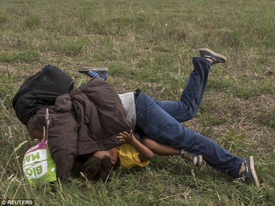 2C13FFC200000578-3226888-The_refugee_and_child_who_are_carrying_several_bags_land_on_the_-a-2_1441743927916