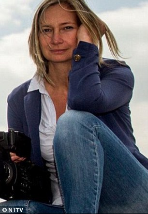 قناة مجرية تطرد مصورة بعد إنتشار تصوير لها وهي تضرب وتعرقل وتشتم لاجئين سوريين