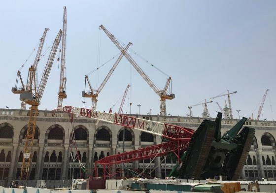 A construction crane which crashed in the Grand Mosque is pictured in the Muslim holy city of Mecca, Saudi Arabia September 12, 2015. At least 107 people were killed when the crane toppled over at Mecca's Grand Mosque on Friday, Saudi Arabia's Civil Defence authority said, less than two weeks before Islam's annual haj pilgrimage. REUTERS/Mohamed Al Hwaity TPX IMAGES OF THE DAY