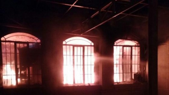 تصوير اقتحام وإحراق سفارة و قنصلية #السعودية في #إيران بعد إعدام #نمر_النمر