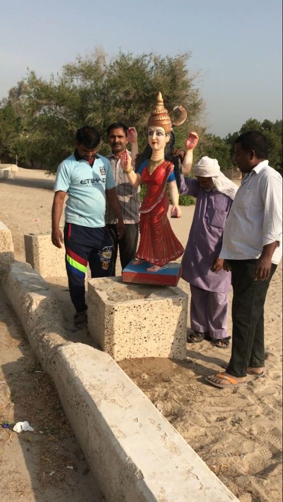 فيديو: آسيويون ينصبون "صنماً" في بحر الفنطاس ويؤدون صلاتهم أمامه.. ومواطنون يحتجون