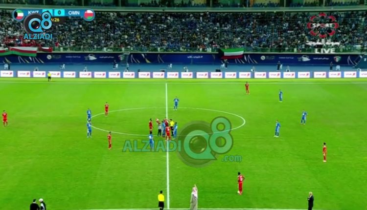 فيديو: طفل كويتي يتسبب في توقف مباراة منتخب الكويت ومنتخب عمان بعد نزوله أرض الملعب حاملاً العلم الفلسطيني